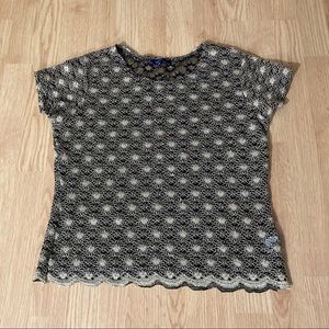 Reitmans mesh t-shirt with a scallop hem
